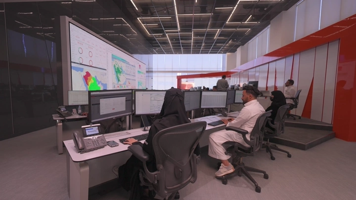 موظفون في مركز عمليات حديث، لقطة داخلية.