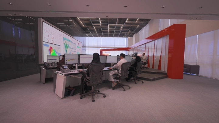 موظفون يعملون في مكتب حديث، صورة داخلية.