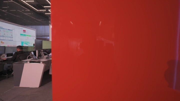 مكتب حديث مع شاشات كبيرة، لقطة داخلية.