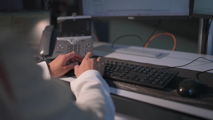 شخص يكتب على لوحة مفاتيح في مكتب، لقطة قريبة.