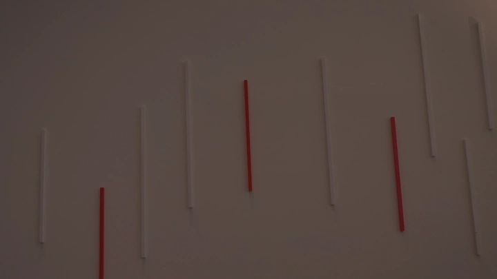 جدار مزين بعصي ملونة في مكتب حديث، لقطة قريبة.