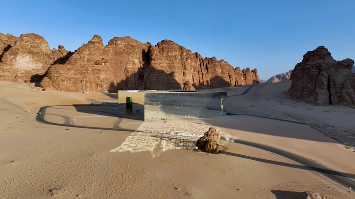 مسرح مرايا في العلا محاط بالصحراء والجبال، لقطة جوية.