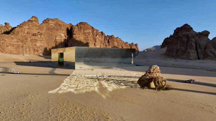مسرح مرايا في العلا محاط بالصحراء والجبال، لقطة جوية.