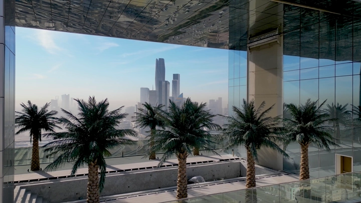 ناطحات سحاب الرياض من شرفة زجاجية، لقطة نهارية.