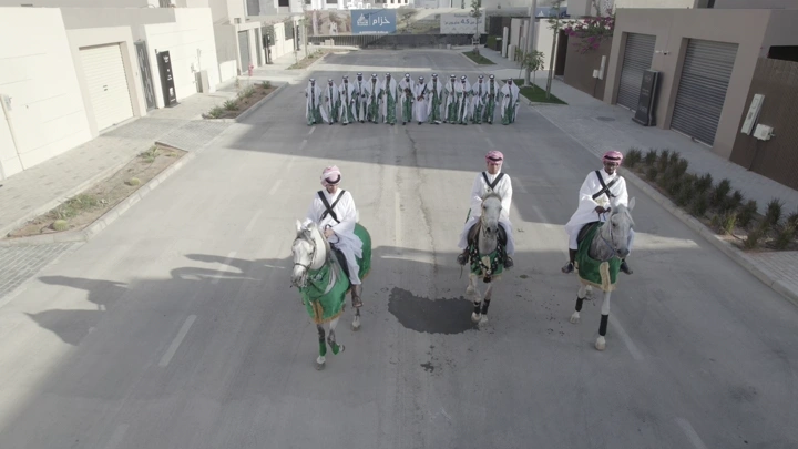 فرسان يرتدون الزي التقليدي في موكب احتفالي، لقطة جوية.