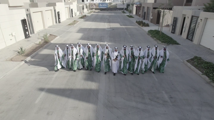 مجموعة رجال في زي تقليدي في شارع، لقطة جوية.