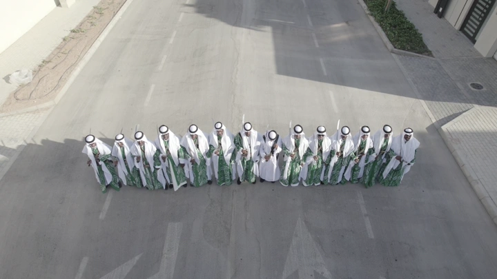 مجموعة رجال في زي تقليدي على الطريق، لقطة جوية.