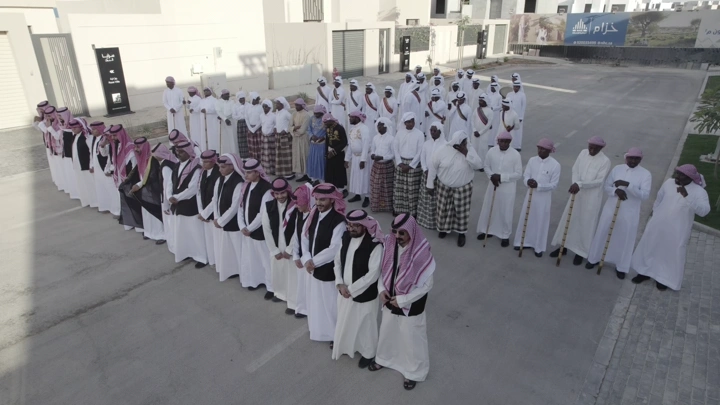 مجموعة رجال في زي تقليدي في احتفال، لقطة جوية.