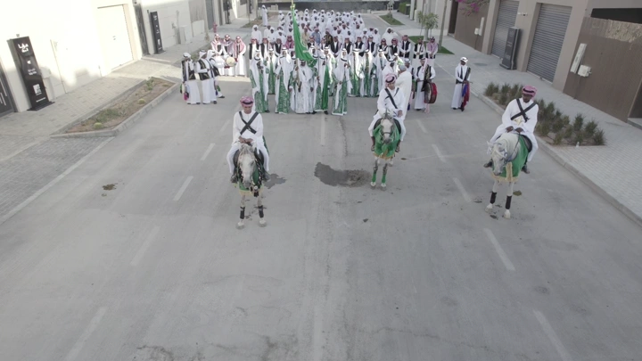 موكب احتفالي في شارع مفتوح، لقطة جوية.