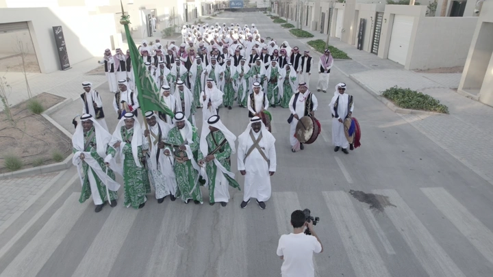 موكب احتفالي في شارع سكني، لقطة من الأعلى.