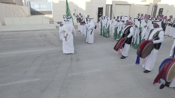 فرقة تؤدي عرضه تقليدية في الشارع، لقطة من الأعلى.