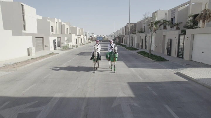 فرسان على خيول في شارع حديث، لقطة من الأمام.