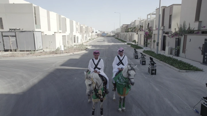 فرسان على خيول في شارع حديث، لقطة نهارية.