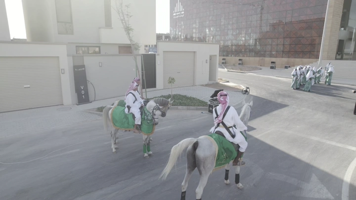 فرسان يرتدون الزي التقليدي في احتفال بالخارج، لقطة جوية.