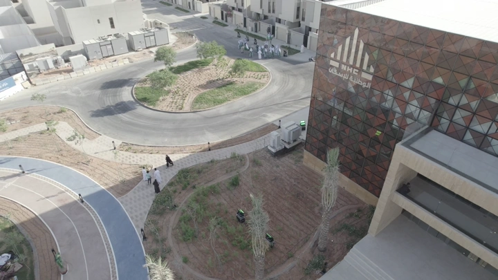 مجموعة أشخاص يسيرون في مجمع حديث، لقطة جوية.