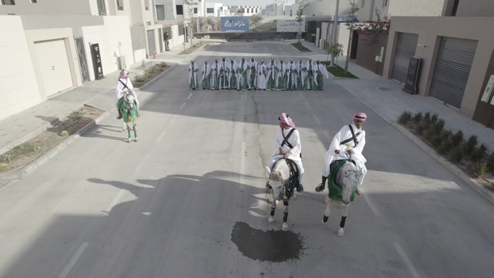 فرسان على خيول في شارع خلال احتفال، لقطة جوية.