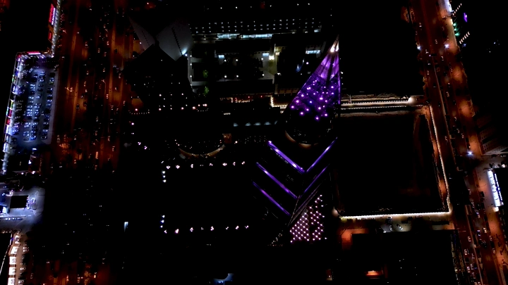 برج الفيصلية في الرياض ليلاً، لقطة جوية.