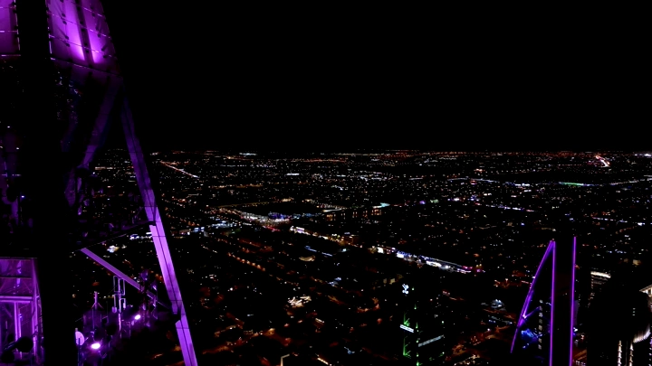 منظر ليلي لمدينة الرياض من برج الفيصلية، لقطة جوية.