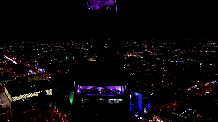 برج الفيصلية في الرياض ليلاً، لقطة جوية.