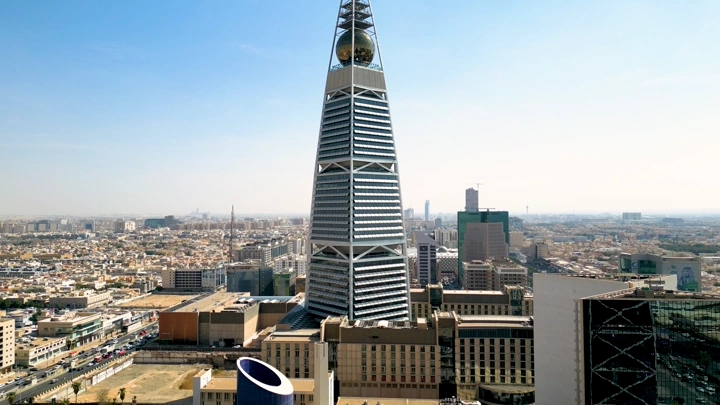 برج الفيصلية في الرياض، لقطة جوية نهارية.