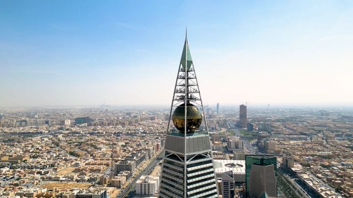 برج الويفيصلية في الرياض، لقطة جة في وضح النهار.