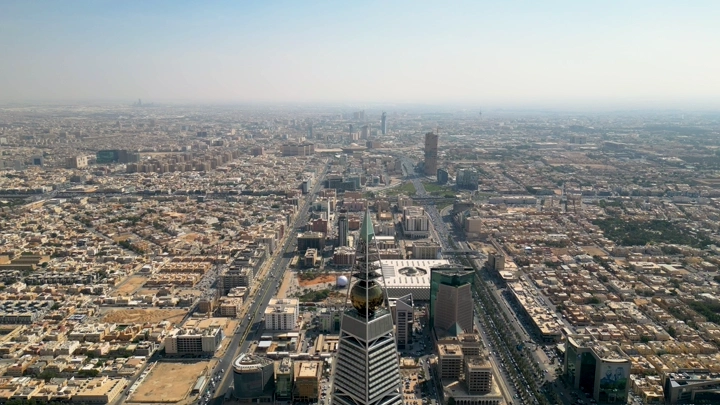 برج الفيصلية في الرياض، لقطة جوية نهارية.