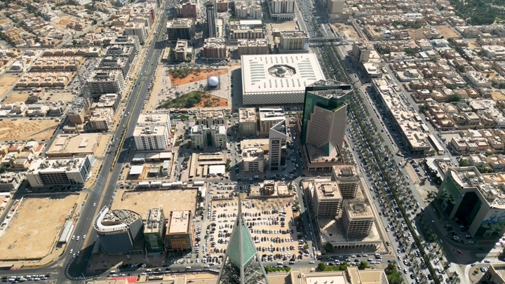 منظر جوي لبرج الفيصلية في الرياض، تصوير جوي نهاري.