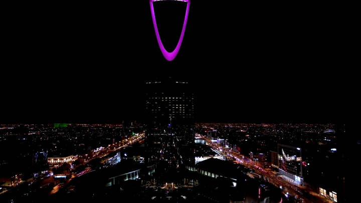 برج المملكة في الرياض ليلاً، لقطة جوية.