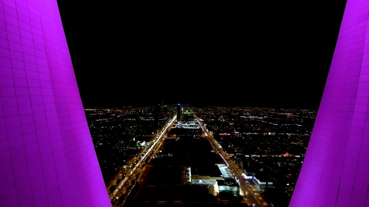 منظر ليلي لمدينة الرياض من برج المملكة، لقطة جوية.