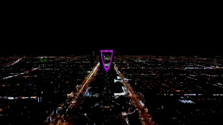 برج المملكة في الرياض ليلاً، لقطة جوية.