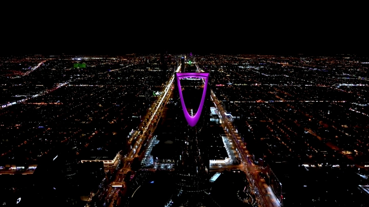 برج المملكة في الرياض ليلاً، لقطة جوية.