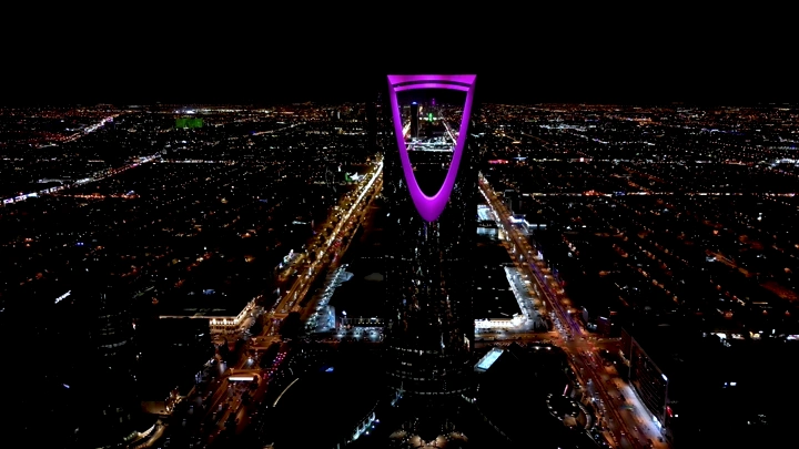برج المملكة في الرياض ليلاً، لقطة جوية.