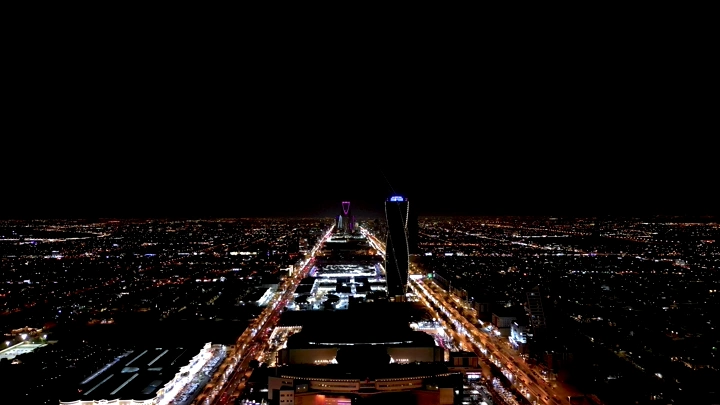 برج المملكة في الرياض ليلاً، لقطة جوية.