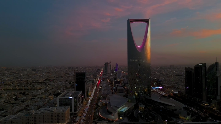 برج المملكة في الرياض عند الغروب، لقطة جوية.