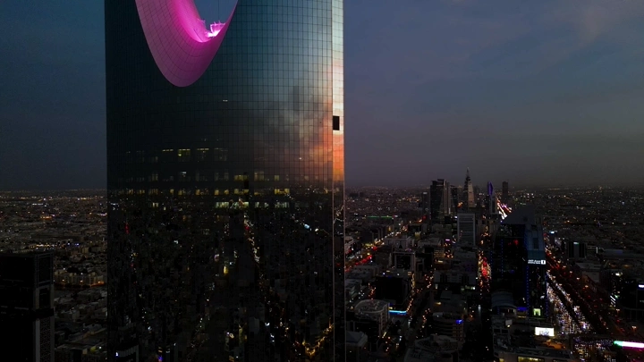 برج المملكة في الرياض عند الغروب، لقطة جوية.