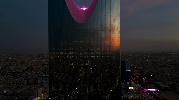 برج المملكة في الرياض عند الغروب، لقطة جوية.