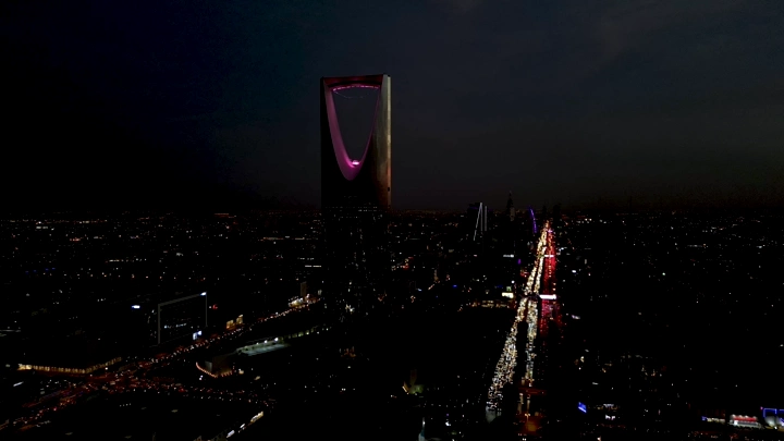 برج المملكة في الرياض ليلاً، لقطة جوية.