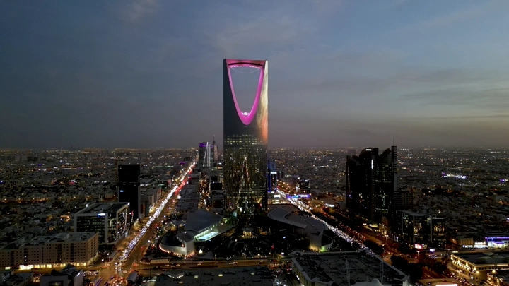 برج المملكة في الرياض عند الغروب، لقطة جوية.