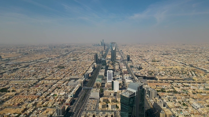 منظر جوي لبرج المملكة في الرياض، يوم مشمس، لقطة درون.