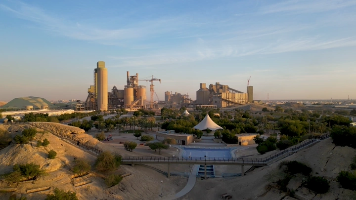 منتزه مناخ الملك عبدالعزيز بجانب مصنع الأسمنت، لقطة جوية.