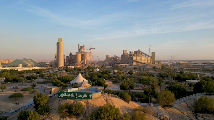 منتزه مناخ الملك عبدالعزيز بجانب مصنع الأسمنت، لقطة جوية.
