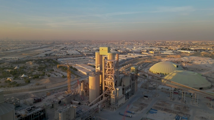 مصنع إسمنت في منتزه مناخ الملك عبدالعزيز، لقطة جوية.