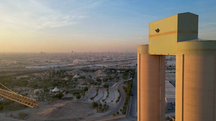 منتزه مناخ الملك عبدالعزيز بجانب مصنع إسمنت، لقطة جوية.