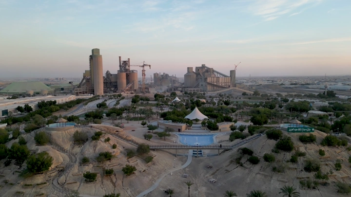 منتزه مناخ الملك عبدالعزيز بجانب مصنع الأسمنت، لقطة جوية.