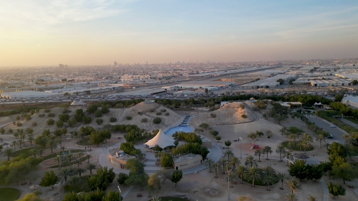 منتزه مناخ الملك عبدالعزيز مع مصنع الاسمنت في الخلفية، لقطة جوية.