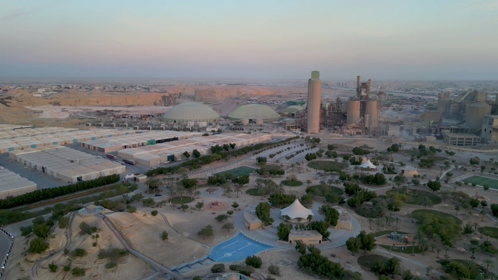منتزه مناخ الملك عبدالعزيز بجانب مصنع إسمنت، لقطة جوية.