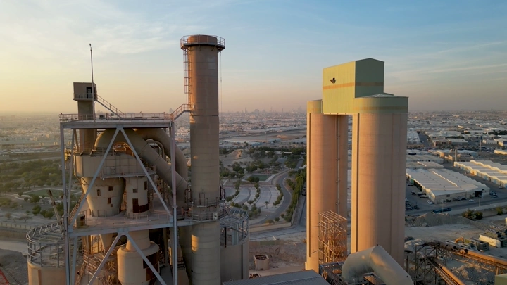 مصنع إسمنت بجانب منتزه مناخ الملك عبدالعزيز، لقطة جوية.