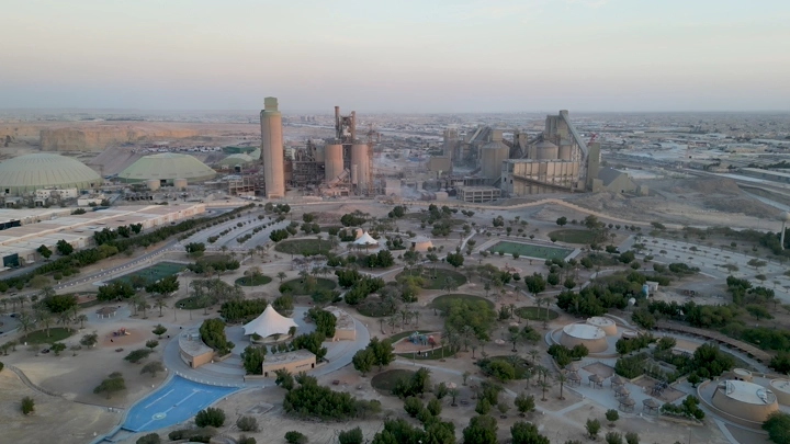 منتزه مناخ الملك عبدالعزيز مع مصنع الاسمنت في الخلفية، لقطة جوية.