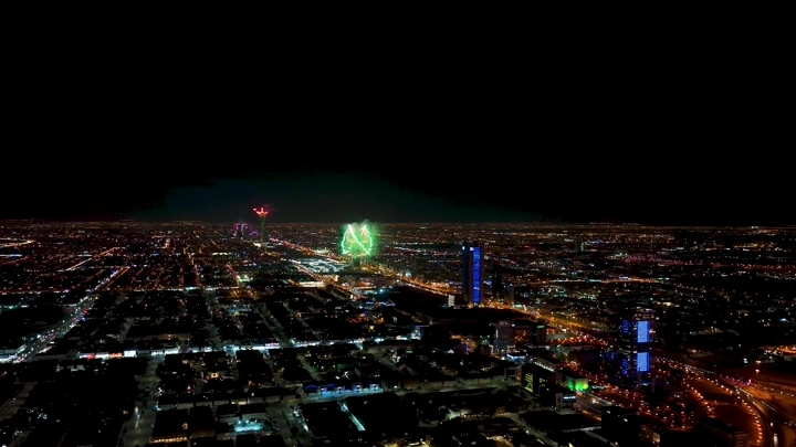 أبراج الرياض مع ألعاب نارية في الليل، لقطة جوية.