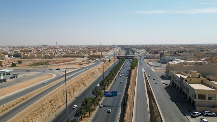 طريق مزدحم في الرياض خلال النهار، لقطة جوية.